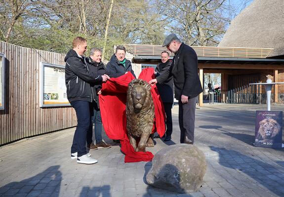 Die 250 Kilogramm schwere Statue vor dem Eingang des Schweriner Zoos ist ein Abbild des Löwenkaters „Shapur“, der hier heimisch ist. Im April wurde sie feierlich enthüllt.