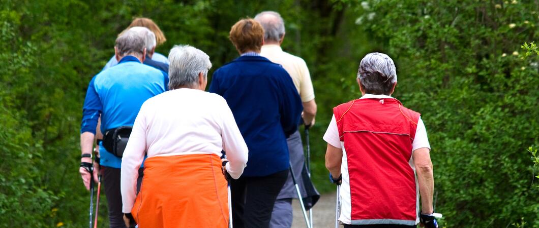 Beim Nordic Walking kann das schöne Gelände erkundet werden, Foto: Adobe Stock/ Daniel Etzold