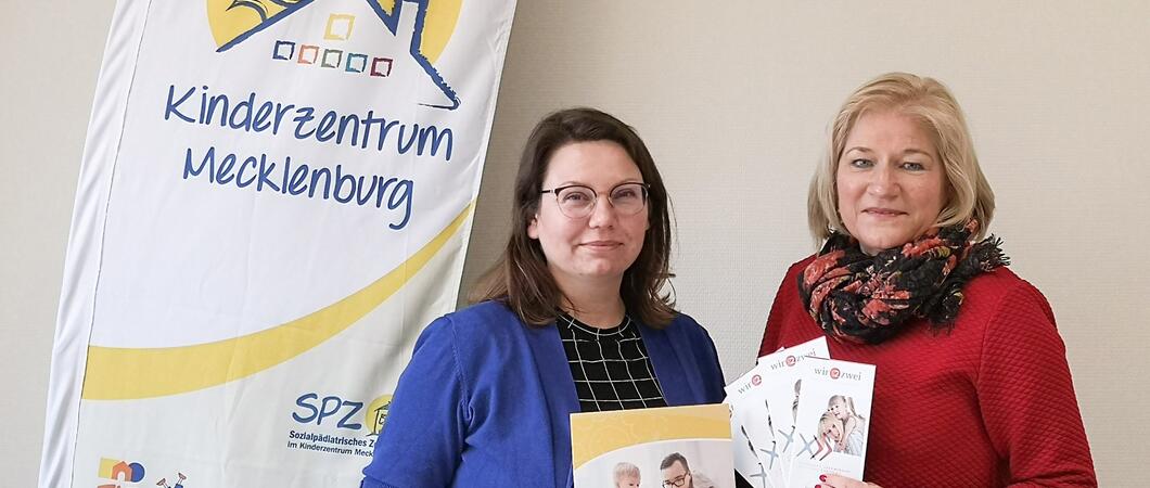 Im September führen die zwei Trainerinnen Ina de Groot (l.) und Jutta Plötz (r.) den fünften Kurs des Bindungstrainings durch, Foto: Kinderzentrum Mecklenburg