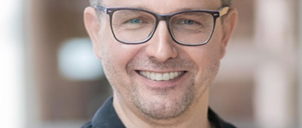 Etwa jeder zehnte Diabetiker ist vom diabetischen Fußsyndrom betroffen. Durch eine Nervenschädigung spüren Patienten Schmerzen nicht mehr, sodass kleine Wunden unbemerkt bleiben und sich vergrößern.