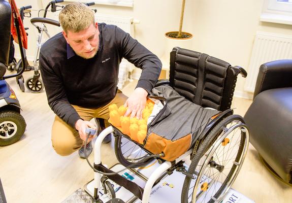 Langes Sitzen kann auf Dauer für jeden unbequem sein. Wer jedoch auf einen Rollstuhl angewiesen ist, dessen Körper ist ganz besonderer Belastung ausgesetzt.