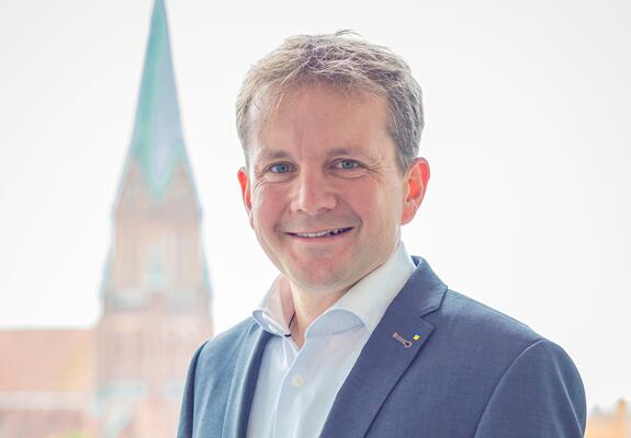 Dr. Rico Badenschier bleibt im Amt. In der Stichwahl gewann Amtsinhaber Dr. Rico Badenschier (SPD) mit 67,8 Prozent gegen AfD-Herausforderer Leif-Erik Holm, der 32,2 Prozent der Stimmen bekam.