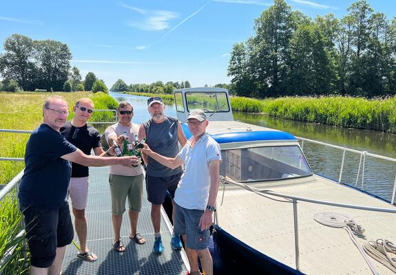 Nach vier Tagen auf dem Wasser haben die 13 engagierten Mitglieder im Juni das Kontrollboot KB 12 wieder in heimische Gewässer zurückgeholt, Foto: maxpress