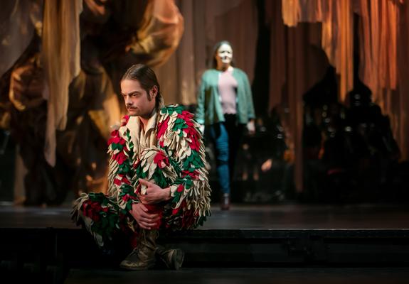 Opernsänger Martin Gerke auf der Bühne als Papageno in Mozarts Zauberflöte