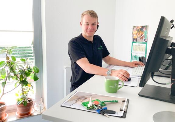 Nikolas Giese sieht seine Stärke im Kontakt zu den Mietern. Der ehemalige Auszubildende zum Immobilienkaufmann ist seit Juni im Kunden- und Reparaturservice tätig.