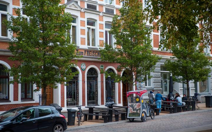 Skulptur-Schwerin-Ziege-Ziegenmarkt-mit-Freischuetz c maxpress content 1
