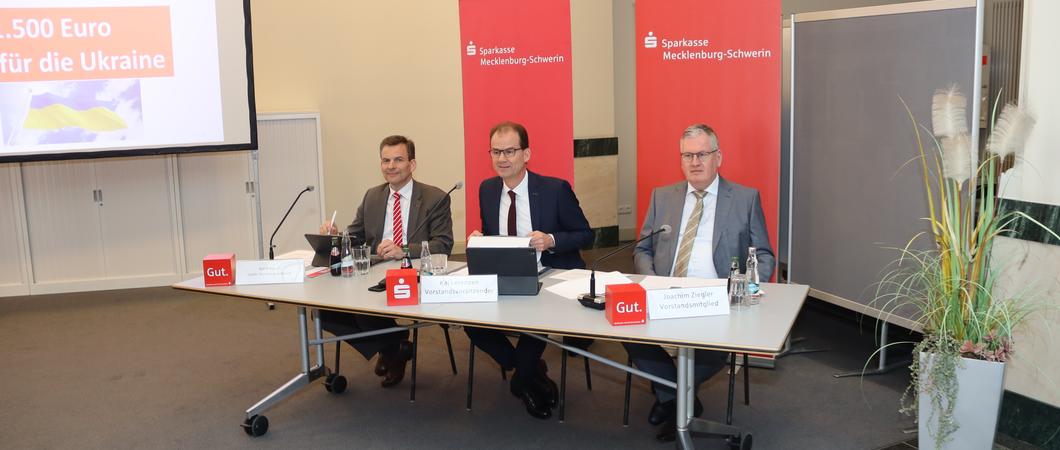 Der Vorstand der Sparkasse Mecklenburg-Schwerin zog im Rahmen des Jahrespresse-gespräches erfolgreich Bilanz für das Jahr 2021 – das Jahr, in dem die Sparkasse auch ihren 200. Geburtstag feierte.