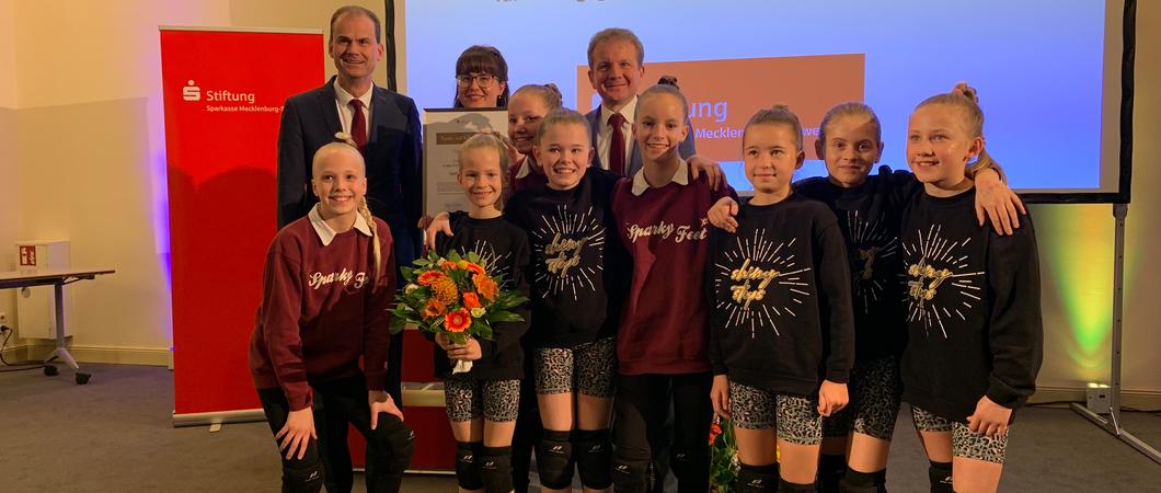 Steffi Küchenmeister (hinten, 2.v.l.) wurde mit dem Kunst- und Kulturpreis für ihr Engagement in der Kinder- und Jugendarbeit ausgezeichnet, Foto: maxpress