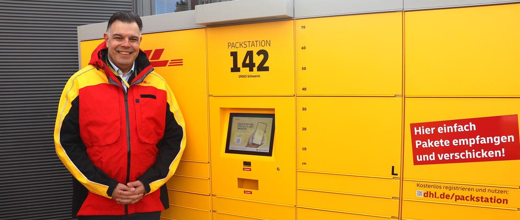 Fünf neue DHL-Packstationen haben in unmittelbarer Nähe von Straßenbahnhaltestellen in Schwerin kürzlich ihren Standort gefunden.