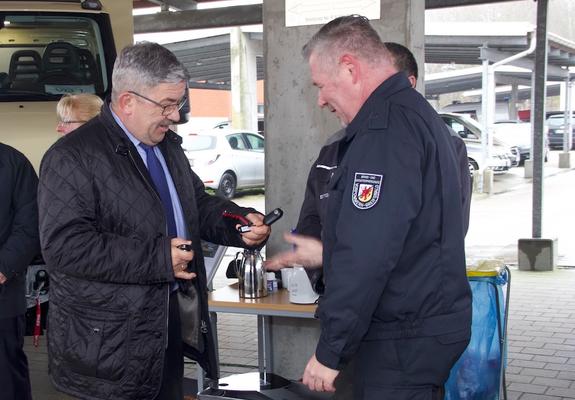 Innenminster Lorenz Caffier übergibt den Schlüssel für ein neues Katastrophenschutzfahrzeug