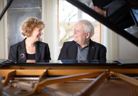 Das Klavierduo Friederike Haufe und Volker Ahmels spielt mit vier Händen