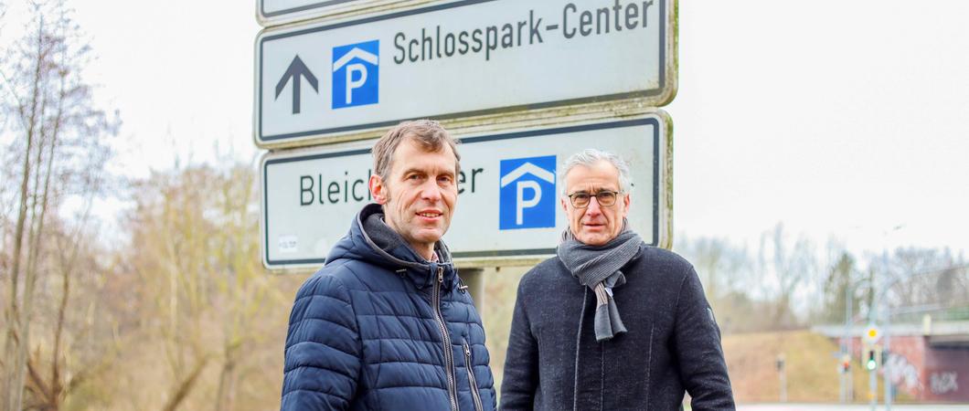 Jörg Herrmann (Projektverantwortlicher) (l.), bespricht mit Klaus-Peter Regler (Centermanager des Schlosspark-Centers), die Beschilderung der Verkehrsführung nach Freigabe der Wallstraßenbrücke Ende April, Foto: maxpress