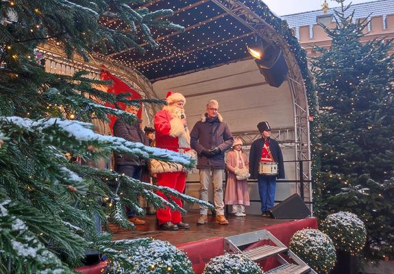 Der Duft und Glühwein, Mutzen und gebrannten Mandeln zieht durch die Straßen der Schweriner Altstadt. Menschen bummeln von Bude zu Bude, von Geschäft zu Geschäft. Der Schein kleiner Lichtlein spiegelt sich in strahlenden Kinderaugen.