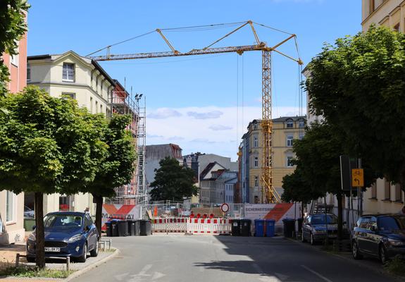 Die vergangenen Wochen auf der komplexesten Baustelle der Landeshauptstadt waren geprägt von Arbeiten an den Gleisen der Deutschen Bahn. Diese müssen noch bis Ende August tiefergelegt werden.