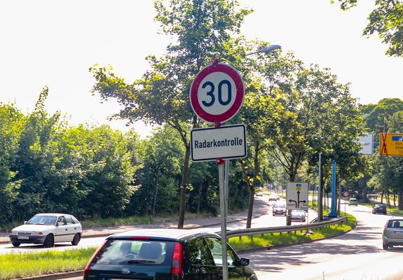 Im Zusammenhang mit dem vierspurigen  Ausbau „An der Crivitzer Chaussee“ und damit einhergehender geänderter Verkehrsführungen, wurde stadtauswärts eine Geschwindigkeitsbegrenzung eingerichtet