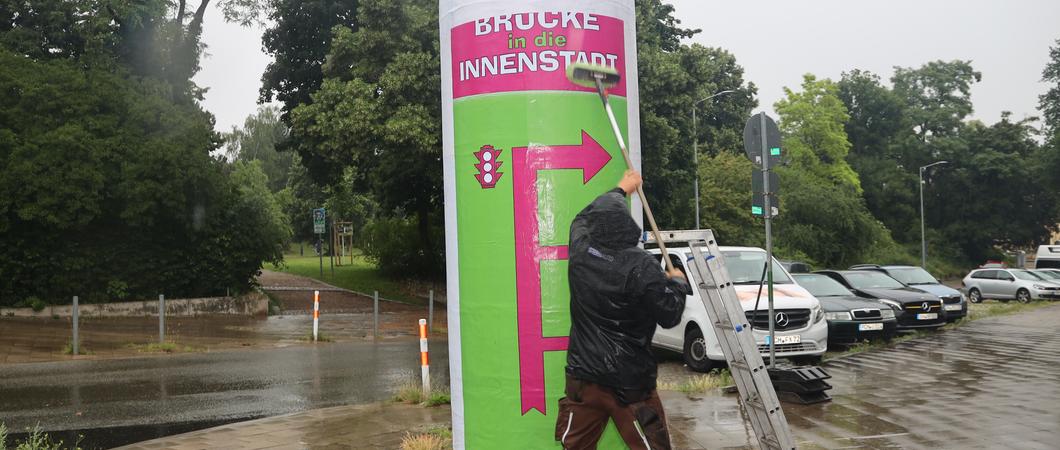 Kurz vor Beginn der Arbeiten an der Wallstraßenbrücke und Freigabe der geplanten Ausweichstraßen wurden heute – zusätzlich zur Beschilderung durch die städtischen Behörden – großflächige Plakate an angebracht.