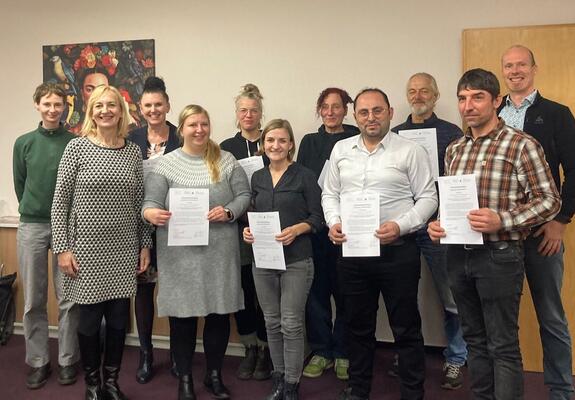 Insgesamt 14 Personen aus Verwaltung, Vereinen und Zivilgesellschaft haben in Schwerin erfolgreich ihre Fortbildung Im Rahmen des Projekts „Kommunales Konfliktmanagement“ abgeschlossen.