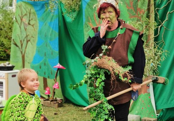 Schon von weitem war das Kinderlachen zu hören, gepaart mit Musik und der Hupe des Polizeiautos, das die kleinen „Waldgeister” bestaunen durften. Als dann noch der Feuerwehrwagen um die Ecke bog, gab es kein Halten mehr.