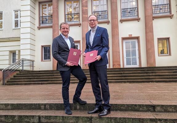Die öffentliche Zugänglichkeit der Dorf- und Museumsanlage in Mueß soll verbessert werden: Jochen Schulte, Staatssekretär im Wirtschaftsministerium, hat dazu heute einen Fördermittelbescheid in Höhe von knapp 5,8 Mio Euro an OB Rico Badenschier übergeben