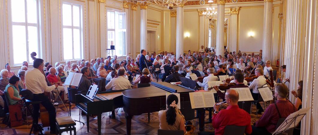 Die Schelfoniker unter der Leitung von Matthias Ellinger beim Solistenkonzert am 12.06.2023 in der Schelfkirche, Foto: LHS/Christina Lüdicke