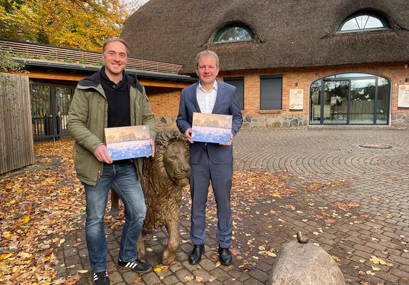 Der Präsident des Lions Clubs Dr. Tim Schikora und Oberbürgermeister Dr. Rico Badenschier haben heute (6. November) gemeinsam am Zoo den diesjährigen Adventskalender des Lions Clubs präsentiert.