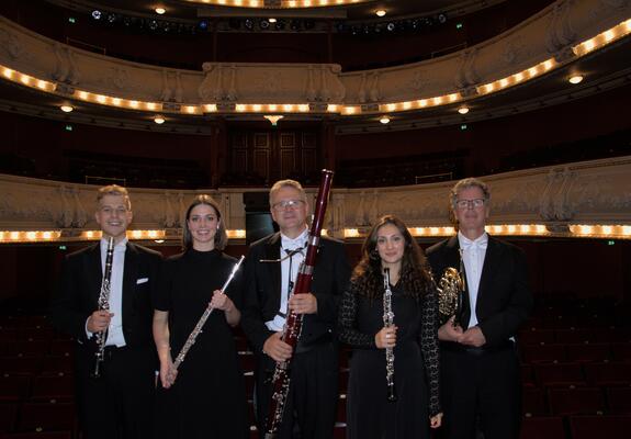 Max Scheel (Klarinette), Cassandra Slater (Flöte), Holger Petzold (Fagott), Demre Erdem (Oboe) und Christoph Moinian (Horn) spielen beim 1. Kammerkonzert der Spielzeit, Foto: Mecklenburgisches Staatstheater