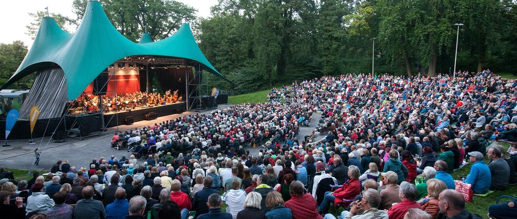 Das mitgebrachte Picknick mit Korb und Decke ist für viele Besucher:innen bei diesem Konzert ein Muss, Foto: Silke Winkler
