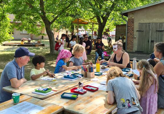 Wer kennt noch die alten Kinderspiele, die früher auf Straße oder auf dem Schulhof gespielt wurden? Klassiker sind „Himmel und Hölle“, Trünnelreifen oder Murmeln. Dazu kommen noch Tauziehen, Dosen werfen, Eierlauf und weitere.