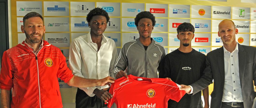 FCM Cheftrainer Stefan Lau, Nahum Wellot Samba, Ziad Mamadou, Umran Saeid und FCM Sportdirektor Björn Blechenberg