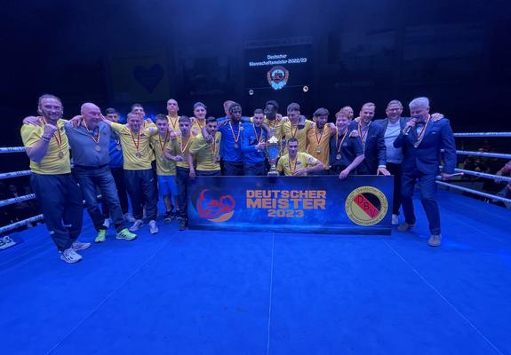 Geschafft! Das Team des BC Traktor Schwerin hat auch die Box-Bundesligasaison 2023 als Deutscher Mannschaftsmeister beendet. Es ist der vierte Meistertitel in Serie für die Boxhochburg Schwerin.