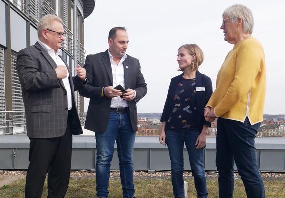 Ab sofort vermittelt die Landeshauptstadt  Patenschaften für geflüchtete Menschen aus der Ukraine über ihre Internetseite unter der Adresse www.schwerin.de/pate-werden. „Mehr als 1500 Ukrainerinnen und Ukrainer sind in den letzten Wochen hier in Schwerin