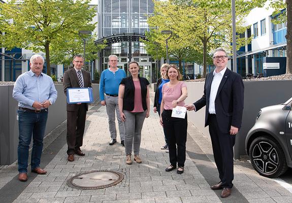 IHK-Hauptgeschäftsführer Siegbert Eisenach (r.) überreicht TOP-Ausbildungs-Siegel und Urkunde an Ricarda Martelock (2.v.r.)