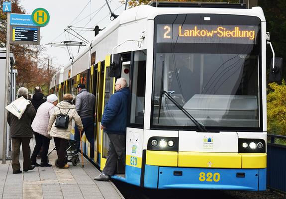 Pünktlicher Fahrgastwechsel in der Straßenbahn