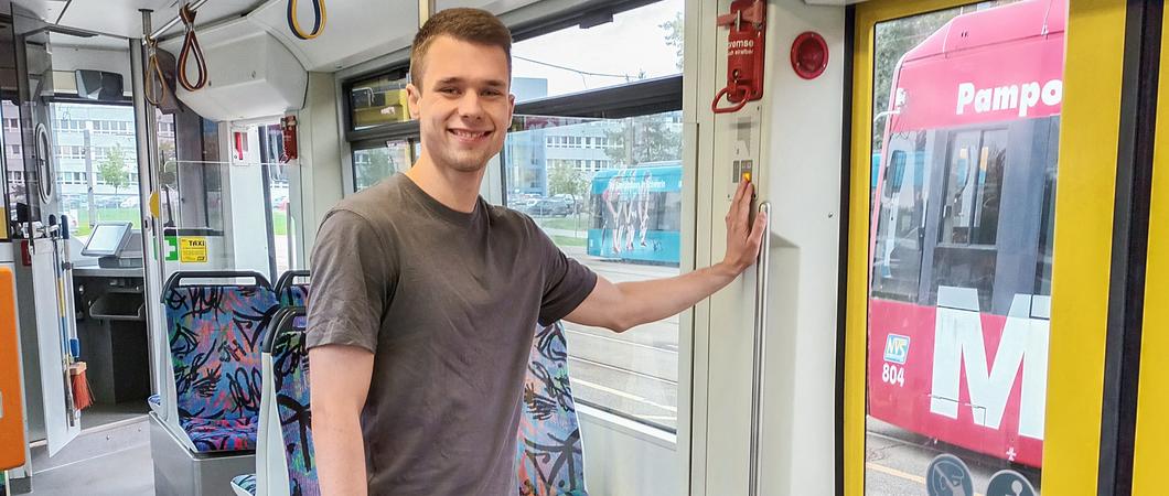 Was, wenn Fahrgäste in dringenden Fällen die Hilfe des Straßenbahnfahrers benötigen, aber keinen direkten Kontakt aufnehmen können? Für diese Szenarien ist der Nahverkehr bestens gerüstet – eine Gegensprechanlage befindet sich in allen Straßenbahnen