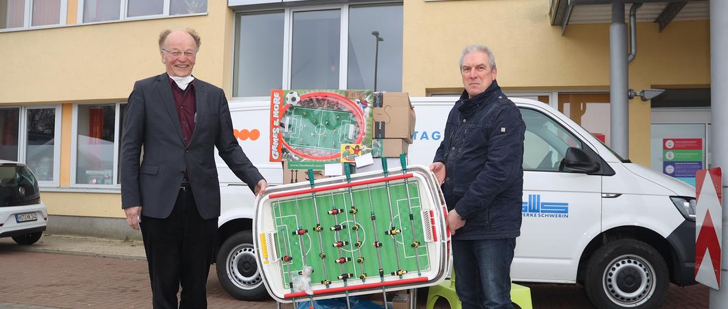 Der Betriebsratsvorsitzende der Stadtwerke, Torsten Leixnering (r.) übergibt die Spenden an den Vereinsvorsitzenden der Kinderkrebshilfe Prof. Dr. Peter Clemens