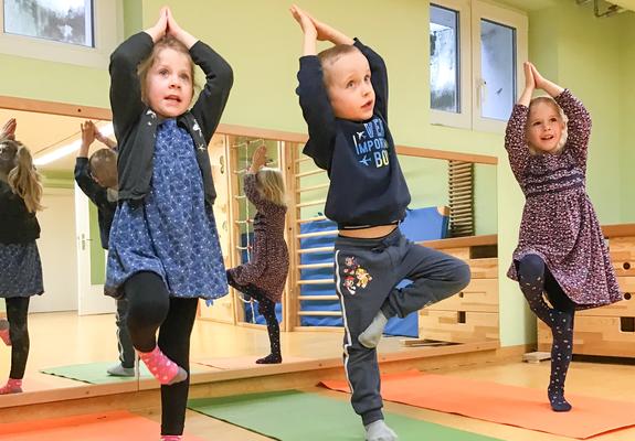Miteinander und Mitbestimmung sind wesentlich im Kita-Alltag der „Gänseblümchen“-Familie. 18 Krippen-, 54 Kindergarten- und 22 Hortkinder toben durch das altehrwürdige Haus in der Friesenstraße. Hier gilt: „Einer für alle und alle für einen!“