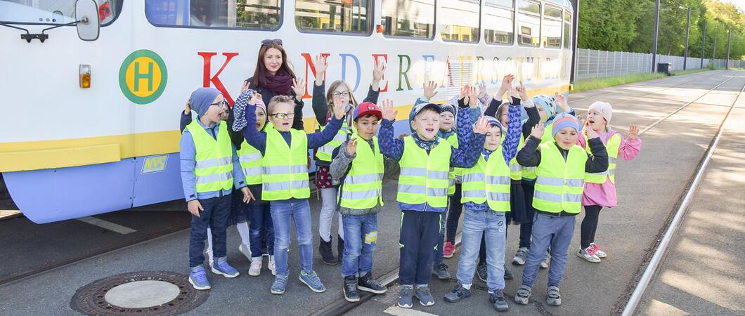 Damit der Weg für die Kinder zur Schule sicher gelingt, besuchen sie den Nahverkehr | Foto: NVS