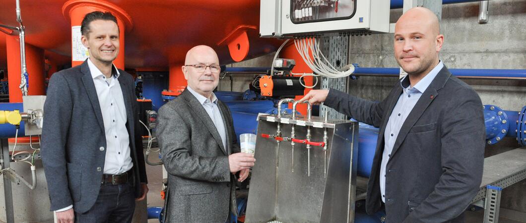 Die WAG hat 2024 große Pläne. Zwei Druckerhöhungsanlagen entstehen, neue Versorgungsleitungen kommen in den Boden. Das Wasserwerk Mühlenscharrn erhält moderne Reinwasserpumpen. Energetische Effizienz ist dabei ein wichtiges Zukunftsthema.