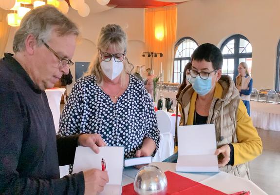 Zukunftsforscher Jörg Heynckes signiert für die Gäste des Vortrages sein Buch