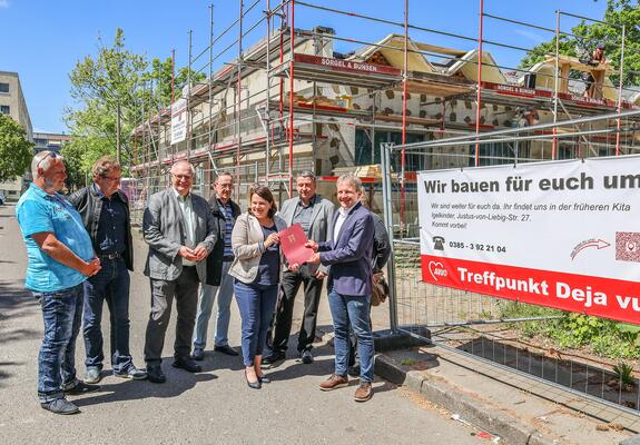 Stefanie Drese (3.v.r.) übergab Ende Mai Rico Badenschier (r.) einen Zuwendungsbescheid aus der Städtebauförderung „Soziale Integration im Quartier“ für die Erneuerung des AWO-Jugendclubs „Deja vu“, Foto: maxpress