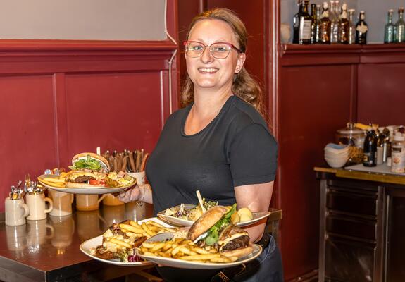 Zukünftig können sich die Gäste des Restaurants auf mehr regionale und nachhaltige Fleischprodukte freuen. Die Kooperation mit einem neuen Lieferanten ist der Weg.