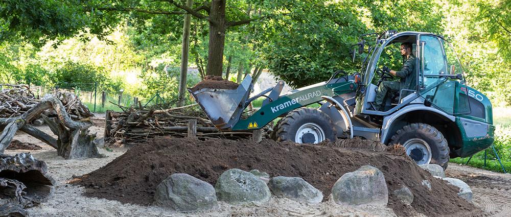 Die Mitarbeiter im Schweriner Zoo arbeiten derzeit zahlreiche Anlagen auf. So bekommt zum Beispiel die Außenfläche der Kängurus einen höheren Zaun, um sie besser vor dem gefräßigen Fuchs zu schützen.
