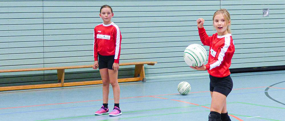 Zwischen den Berührungen darf der Ball einmal auf dem Boden aufkommen und die Spieler dürfen ausschließlich eine Faust benutzen