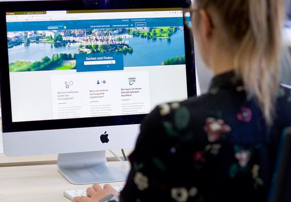 Mehr als 50 Verwaltungsdienstleistungen können die Bürger der Landeshauptstadt Schwerin  online nutzen – von der Terminvereinbarung, über die Beantragung der Abfallentsorgung, einer Baugenehmigung oder eines Parkausweises