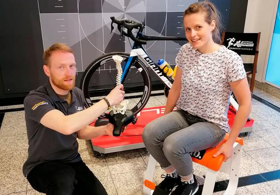 Katharina Schlutt und Martin Eisenbarth von Team Sportorthopädie freuen sich auf Interessierte an einer individuellen Sattelberatung
