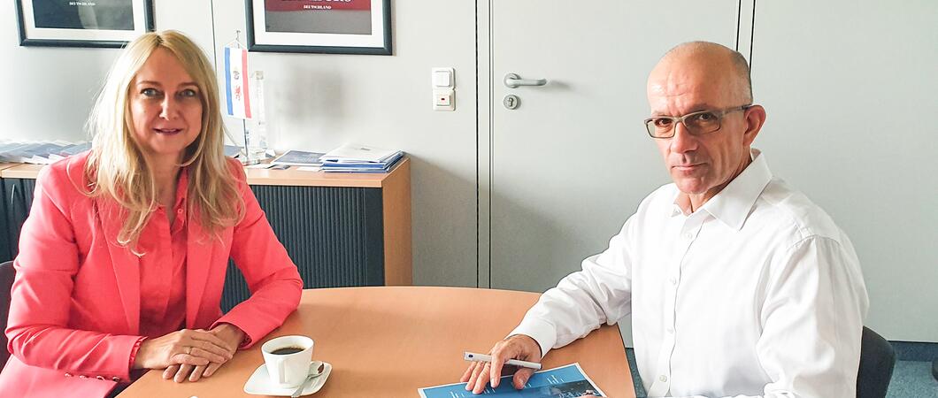 Pamela Buggenhagen (l.), Unternehmerverband Norddeutschland Mecklenburg-Schwerin, und Stephan Lauer (r.), Geschäftsführer Vink Chemicals, tauschen sich miteinander aus, Foto: Vink Chemicals