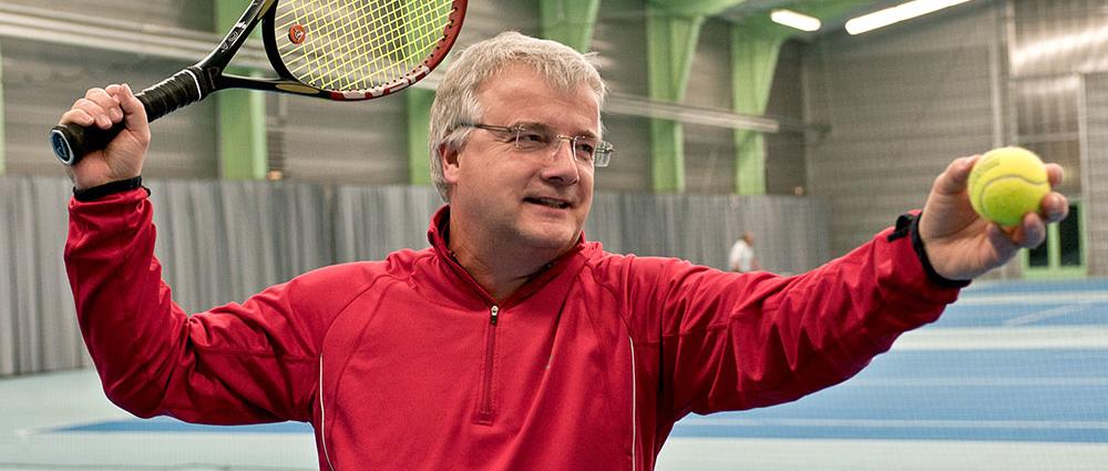 Für alle, die sich im Home- office nicht viel bewegt haben oder ordentlich Quarantäne-Speck angesetzt haben, stehen nun die Türen im Fitness-Studio und in der Tennishalle wieder offen