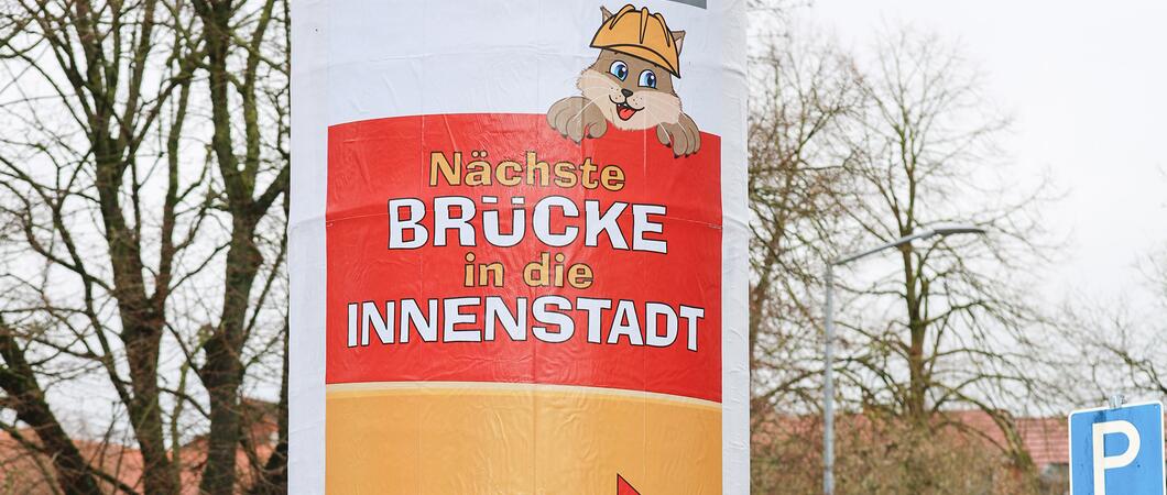 Seit Februar laufen die Umleitungen in die City und zum Schlosspark-Center wieder über die bekannten Ausweichstrecken vom Baubeginn der Wallstraßenbrücke. Neu sind jedoch Gesicht und Farben der Schilder.