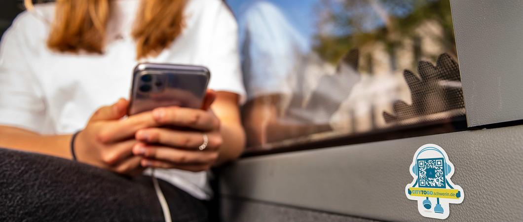 Schwerin • Ein Scan, ein Klick, ein Hörstück – so funktioniert CITYTOGO.Schwerin. Wer in der Stadt wachen Auges flaniert, wird auffällige Männchen-Aufkleber mit QR-Code finden, zum Beispiel an Haltestellen oder Papierkörben und in allen Bussen und Bahnen
