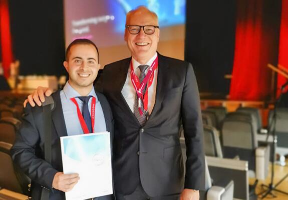 Dr. El-Ahmar (l.) und Prof. Jörg-Peter Ritz freuen sich über das Reisestipendium, Foto: Franziska Peters